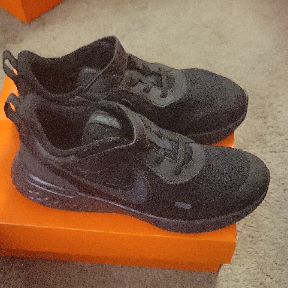 BRAND NEW NEVER WORN Nike Kids Black Running Shoes